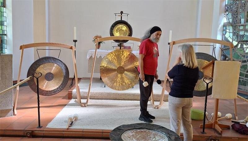 Ein Klangbad mit Gongs wird in der Auferstehungskirche in Bremervörde geboten.