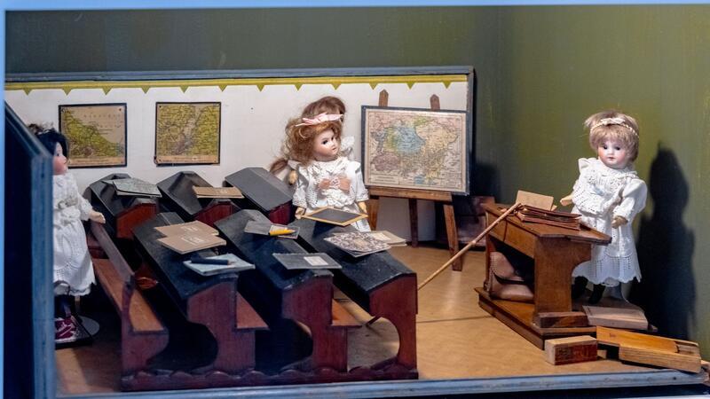 Alte Puppenstuben im Museum Falkenstein faszinieren Besucher Ein Klassenzimmer um 1890 als Puppenstube.