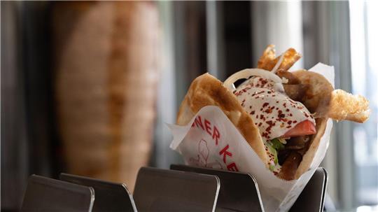 Ein Klassiker der deutschen Imbisskultur: Der Döner gehört für viele zum Alltag – doch in dem schnellen Snack steckt harte Arbeit. (Archivbild)