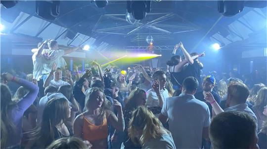 Ein Klassiker unter den Land-Discos: Seit 1962 feiern junge Menschen bei Roes. Der Kult-Laden ist damit eine der ältesten Discotheken in Deutschland. Foto: Disco Roes