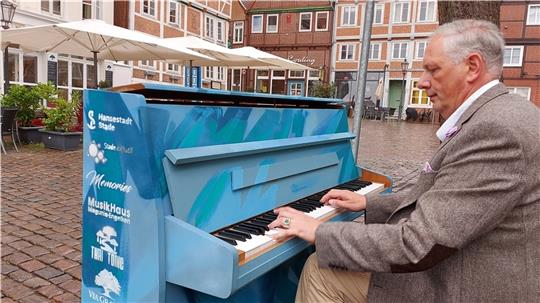 Ein Klavier für jedermann steht jetzt wieder am Stader Fischmarkt. Foto: Hansestadt Stade