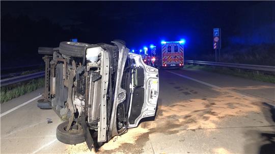 Ein Kleinbus ist auf der A27 auf die Seite gekippt. Foto: Feuerwehr Bremerhaven