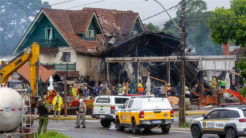 Kleinflugzeug in Brasilien abgestürzt - zehn Menschen tot Ein Kleinflugzeug ist in Brasilien abgestürzt und hat dabei Häuser getroffen.