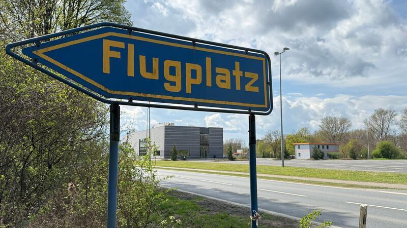 Ein Kleinflugzeug startet auf dem Flugplatz Salzgitter-Drütte, stürzt dann aber auf dem Werksgelände der Salzgitter AG ab.