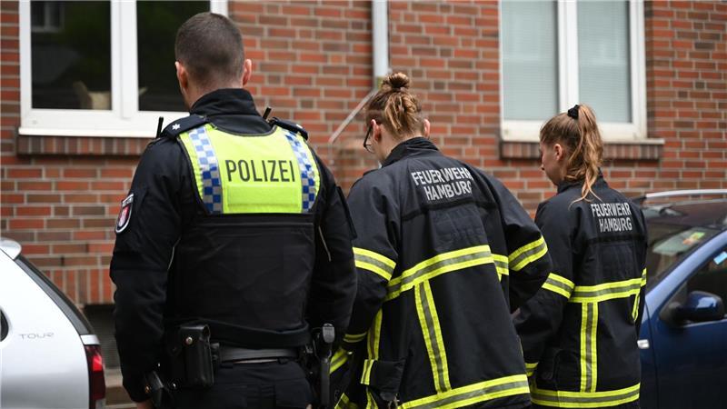 Ein Kleinkind ist in Hamburg-Dulsberg aus einem Fenster im zweiten Stock gefallen.