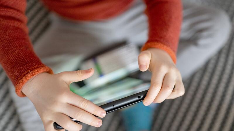 Ein Kleinkind mit Tablet.