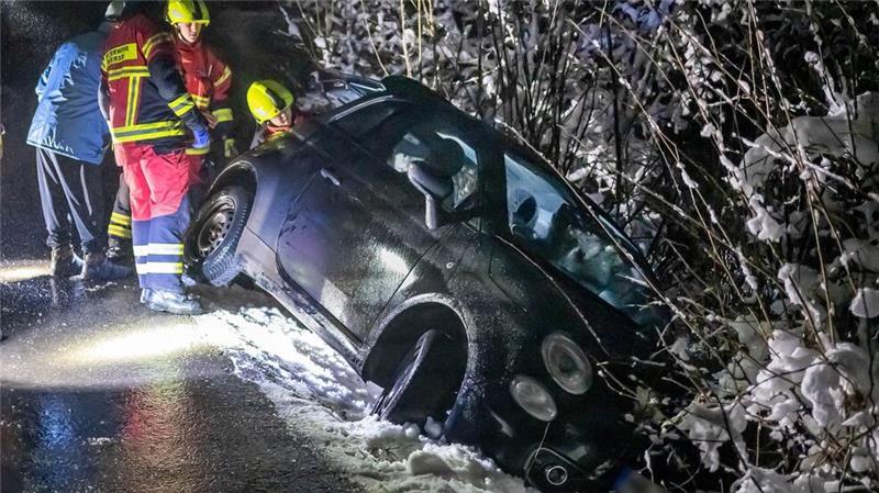Unzählige Glatteisunfälle im Süden Deutschlands Ein Kleinwagen rutschte bei Straßenglätte im westlichen Sauerland in einen Graben.