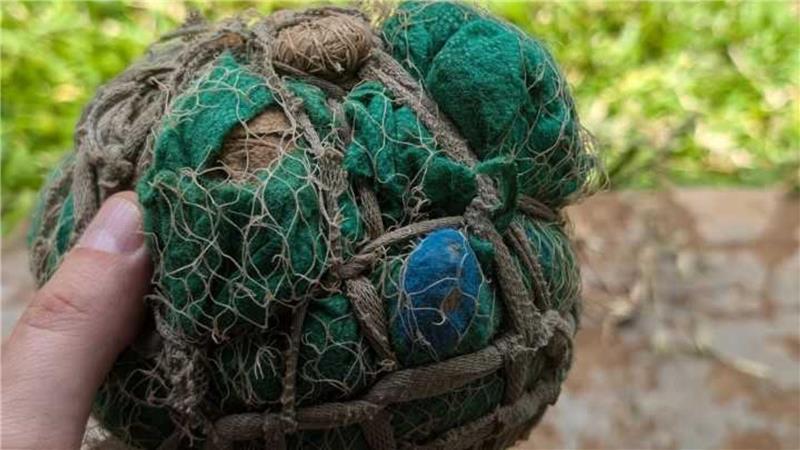 Ein Knäuel aus alten Socken diente als Fußball.