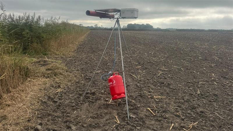 Wenn es plötzlich auf dem Acker knallt Ein Knallapparat steht auf einem Feld.