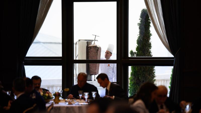 Erdogan serviert beim Mittagessen für Steinmeier Döner Ein Koch bereitet auf einer Terrasse des Präsidialpalasts Dönerfleisch vom Spieß zu.