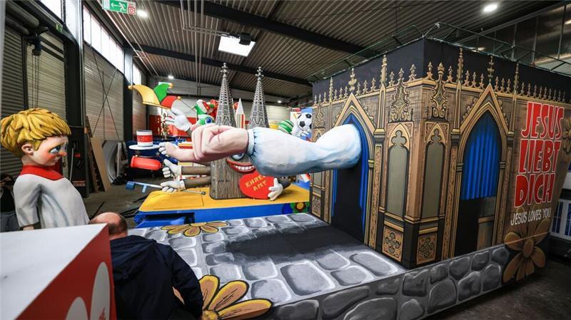 Trump, Musk und Putin im Kölner Rosenmontagszug Ein Kölner Rosenmontagswagen zum Missbrauchsskandal in der katholischen Kirche hat Kritik der CDU ausgelöst.