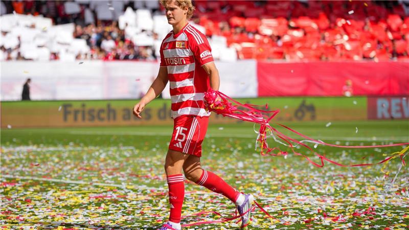 Konfetti und Knalleffekt: Union schlägt Stuttgart Ein Konfettiregen ging kurz nach dem Anpfiff im Stadion an der Alten Försterei nieder.