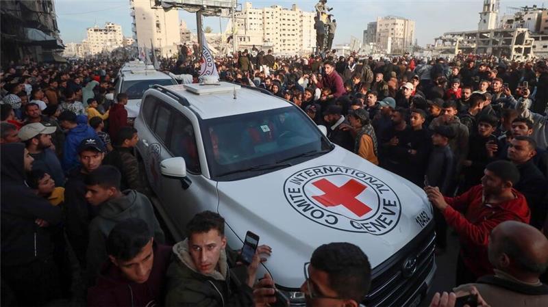 Ein Konvoi des Roten Kreuzes holt am vergangenen Wochenende in der Stadt Gaza israelische Geiseln ab.