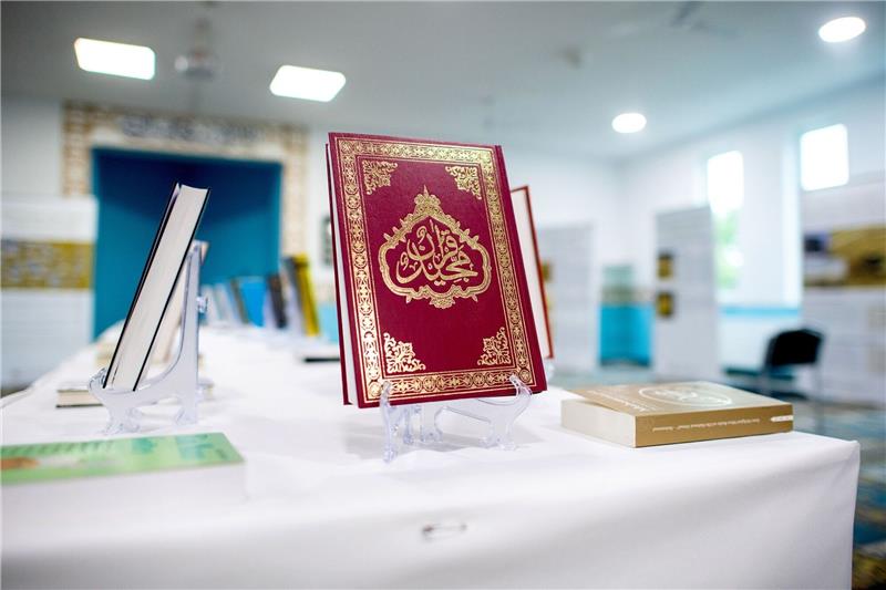 Islamische Gemeinden laden ein zum Tag der offenen Moschee Ein Koran steht am Tag der offenen Moschee in der Sami-Moschee im Stadtteil Stöcken auf einem Tisch.