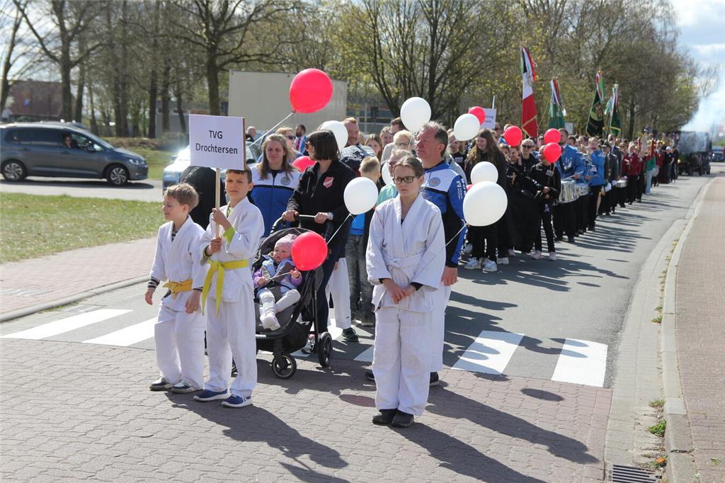 Ein Korso von insgesamt 19 Gruppen und Vereinen zog im Rahmen des Blütenfestes d...