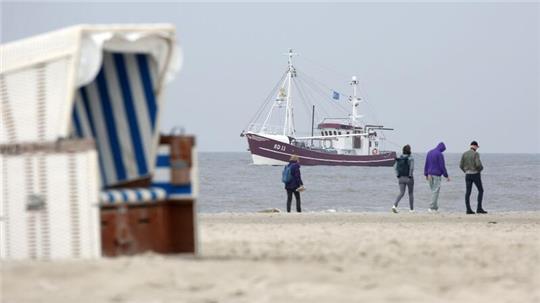 Ein Krabbenkutter vor dem Strand von St. Peter-Ording.