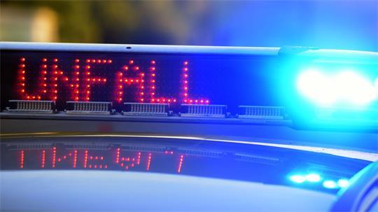 Ein Kradfahrer bremst zu spät und fährt auf ein Auto auf – dann durchschlägt er die Heckscheibe. (Symbolbild)