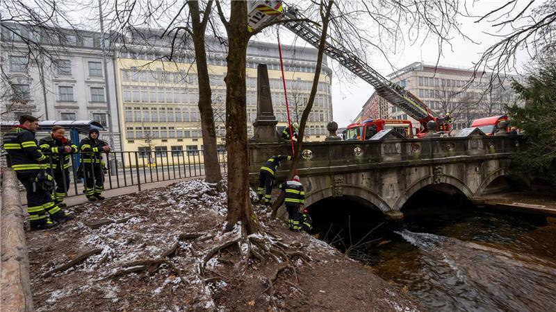 Ein Kran baut die Rampe ab.