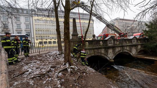 Ein Kran baut die Rampe ab.