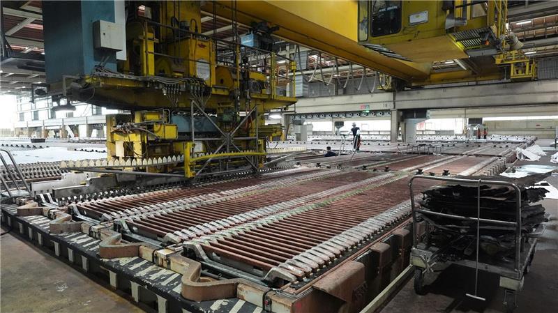 Ein Kran bewegt sich im Hamburger Aurubis-Werk über die sogenannten Elektrolysebecken. Die Elektrolyse ist der letzte Schritt in der Kupferraffination. (Archivbild)