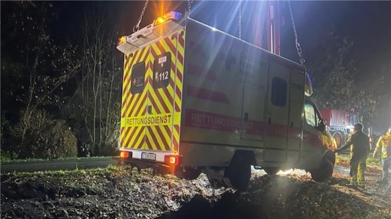 DRK-Rettungswagen kommt in Wischhafen von der Straße ab Ein Kran hat den verunglückten DRK-Rettungswagen in der Samtgemeinde Nordkehdingen wieder zurück auf die Straße geholt.