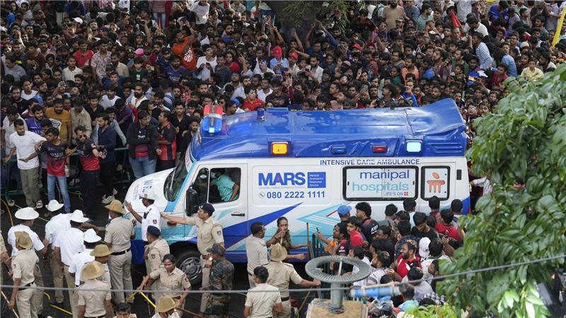 Ein Krankenwagen bahnt sich den Weg durch eine Menschenmenge am M. Chinnaswamy-Stadion in der indischen Stadt Bengaluru. 
