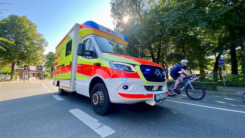 Cyclassics-Ticker: 70-Jähriger stirbt beim Jedermann-Rennen Ein Krankenwagen bahnt sich durch das Teilnehmerfeld.