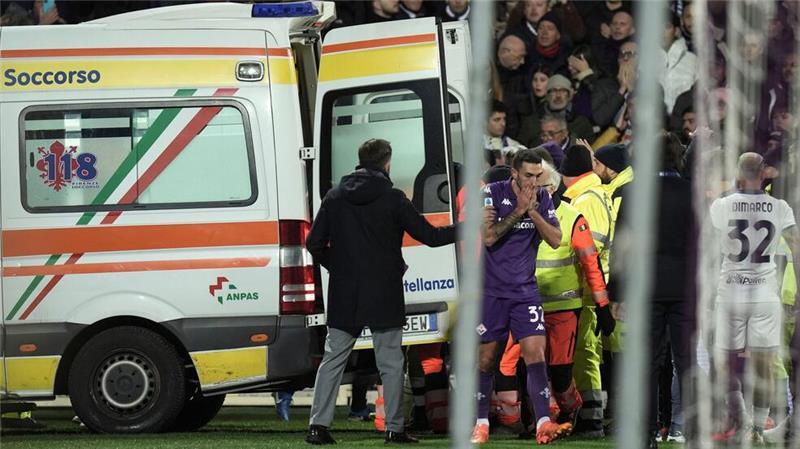 Fußballer Bove nach Herzstillstand „wach und aufmerksam“ Ein Krankenwagen bringt Eduardo Bove vom Feld weg.