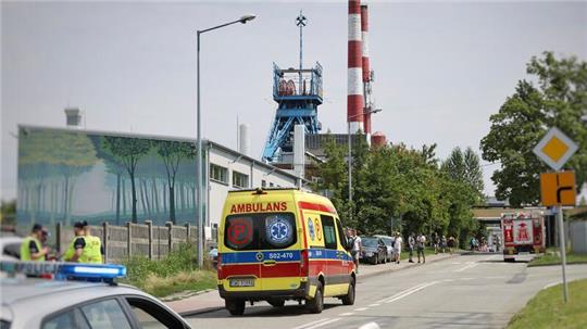 Ein Krankenwagen fährt in das Kohlebergwerk Rydultowy, wo bei einem Grubenunglück ein Bergmann getötet und mindestens 17 weitere verletzt wurden. 