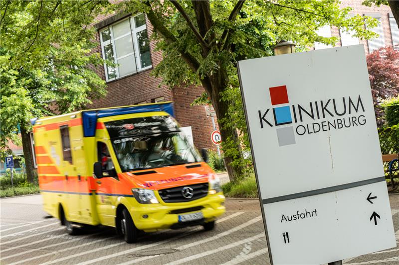 Ein Krankenwagen fährt vom Gelände des Klinikums Oldenburg los. Ein frühgeborenes Baby ist im Klinikum Oldenburg wenige Tage nach der Geburt an verunreinigter Milchpulvernahrung gestorben (Symbolbild). Foto: Mohssen Assanimoghaddam/dpa