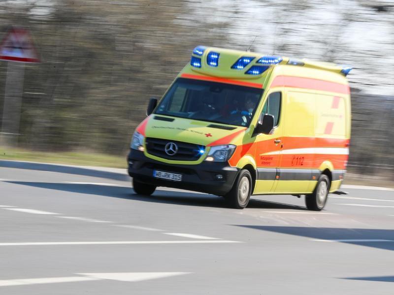 Ein Krankenwagen ist mit Blaulicht im Einsatz. Foto: Jan Woitas/dpa-Zentralbild/dpa/Archivbild