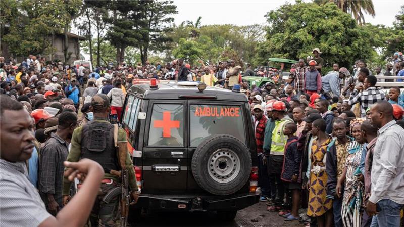 Ein Krankenwagen transportiert Opfer eines Schiffsunglücks in Goma (aktuell)