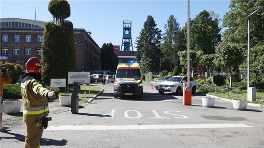 Ein Krankenwagen verlässt das Kohlebergwerk Myslowice-Wesola.