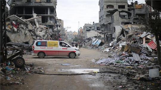 Ein Krankenwagen zwischen Trümmern in Beit Lahia bei Dschabalia im Gazastreifen.