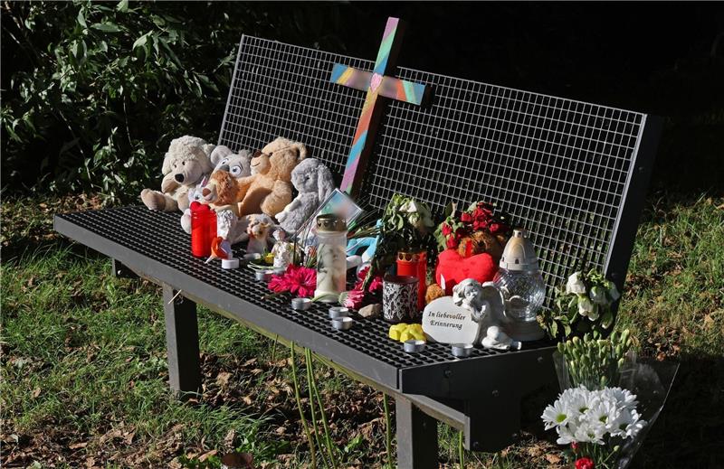 Ein Kreuz, Kerzen, Plüschtiere und Fotos erinnern an den getöteten Sechsjährigen.