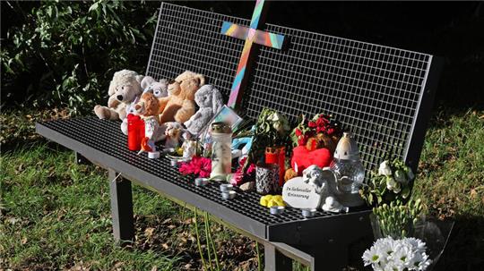 Ein Kreuz, Kerzen, Plüschtiere und Fotos erinnerten an den getöteten Sechsjährigen.