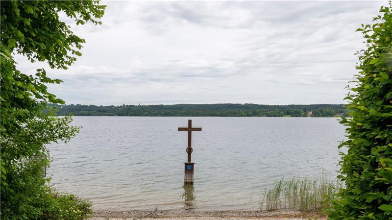 Bayern huldigt seinem „Kini“ Ludwig II. Ein Kreuz im Starnberger See markiert die Stelle, an der König Ludwig II. vor 140 Jahren tot gefunden wurde.