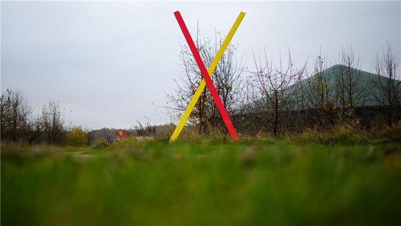 Neubaustrecke Hamburg–Hannover als wirtschaftlich eingestuft Ein Kreuz steht als Protest gegen eine geplante Neubaustrecke der Bahn an einem Hof. (Archivbild)