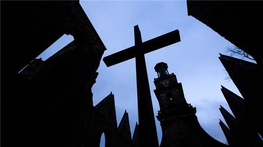 Ein Kreuz steht in der Aegidienkirche der evangelisch-lutherischen Marktkirchengemeinde.