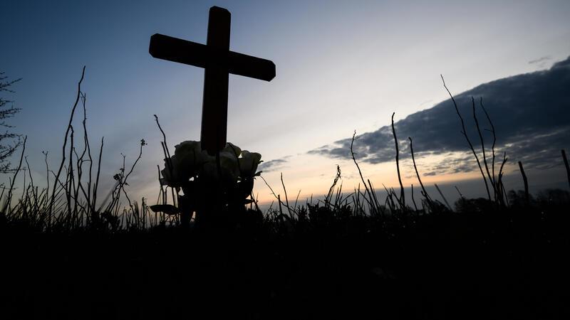 Arian ist tot: In der Kirche Elm darf um den Jungen getrauert werden Ein Kreuz zum Gedenken an Arian (Symbolbild).