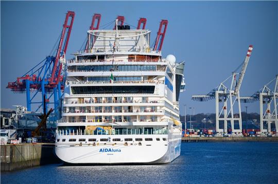 Ein Kreuzfahrtschiff der Aida liegt am Kreuzfahrtterminal Steinwerder.