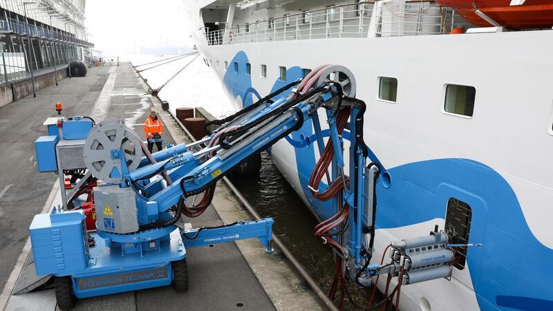 Hamburg erwägt vorgezogene Landstrompflicht Ein Kreuzfahrtschiff wird im Hamburger Hafen mit Landstrom versorgt. (Archivbild)