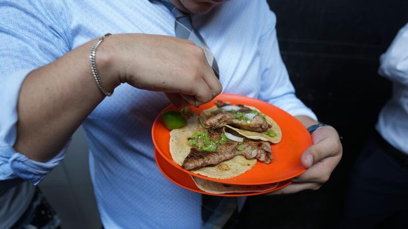 Taco-Imbiss in Mexiko erhält Michelin-Stern Ein Kunde drückt Limettensaft auf seine Tacos.