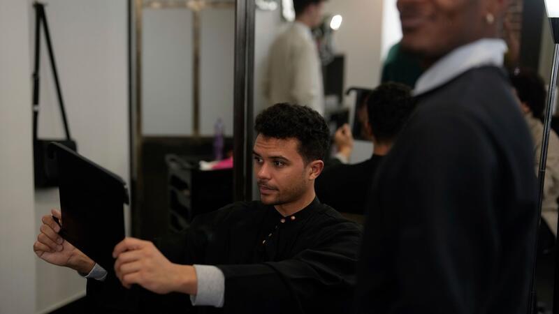 Frankreich will Diskriminierung wegen Frisur verbieten Ein Kunde prüft seine Frisur in einem Friseursalon in Paris (Symbolfoto). Französische Gesetzgeber haben einem Gesetzentwurf, der die Diskriminierung aufgrund von Haarschnitt oder Frisur verbietet, ihre Zustimmung erteilt.