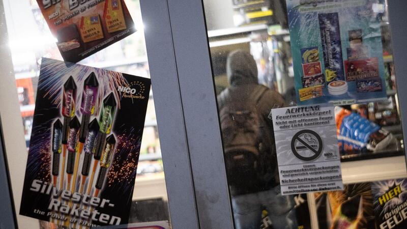 Kein Feuerwerk am Hauptbahnhof und Harburger Bahnhof Ein Kunde steht am ersten Tag des Verkaufs von Feuerwerk im Einzelhandel in einem Geschäft.
