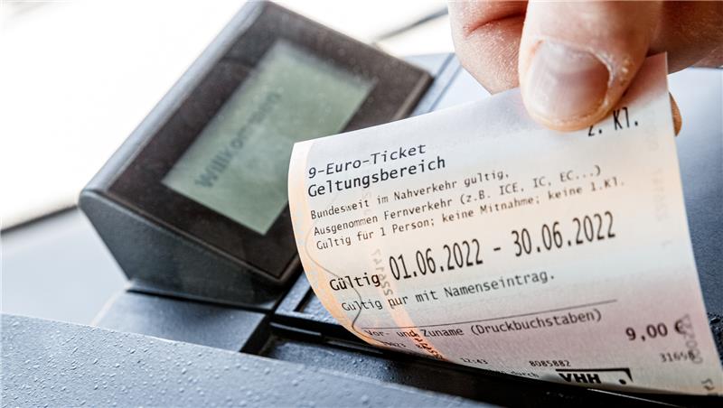 KVG mahnt: Fahrscheine des 9-Euro-Tickets nicht laminieren Ein Kunde zieht in einem Bus ein 9-Euro Ticket aus dem Fahrkartendrucker. Foto: Scholz/dpa