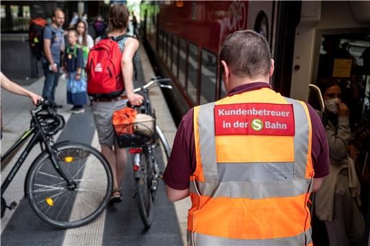 Ein Kundenbetreuer vor einem S-Bahnzug (Symbolbild). Foto: dpa/Fabian Sommer