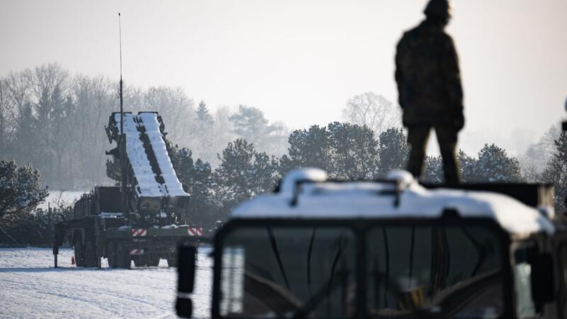 Gruppe von Ukrainern am Flugabwehrsystem Patriot ausgebildet Ein Kursteilnehmer steht während eines Ausbildungskurses ukrainischer Soldaten am Flugabwehrsystem Patriot auf einem LKW vor einem Patriot-Startgerät.