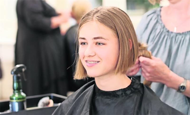 14-Jährige spendet ihre Haare als Hilfe für Krebspatienten und Unfallopfer Ein Kurzhaarschnitt für einen guten Zweck: Jana aus Tarmstedt trennt sich von ihrem langen Zopf und spendet ihre Haare. Fotos: Harscher