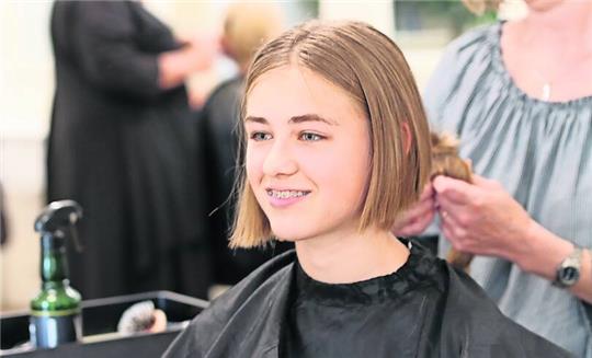 Ein Kurzhaarschnitt für einen guten Zweck: Jana aus Tarmstedt trennt sich von ihrem langen Zopf und spendet ihre Haare. Fotos: Harscher